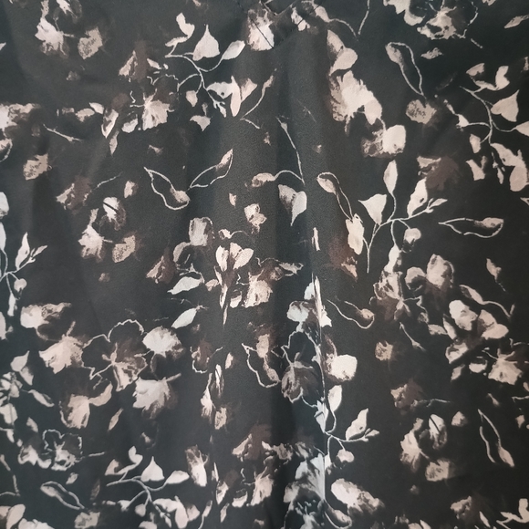 Simply Vera Vera Wang Black and Gray V-Neck Floral Blouse Size XXL - Picture 9 of 10